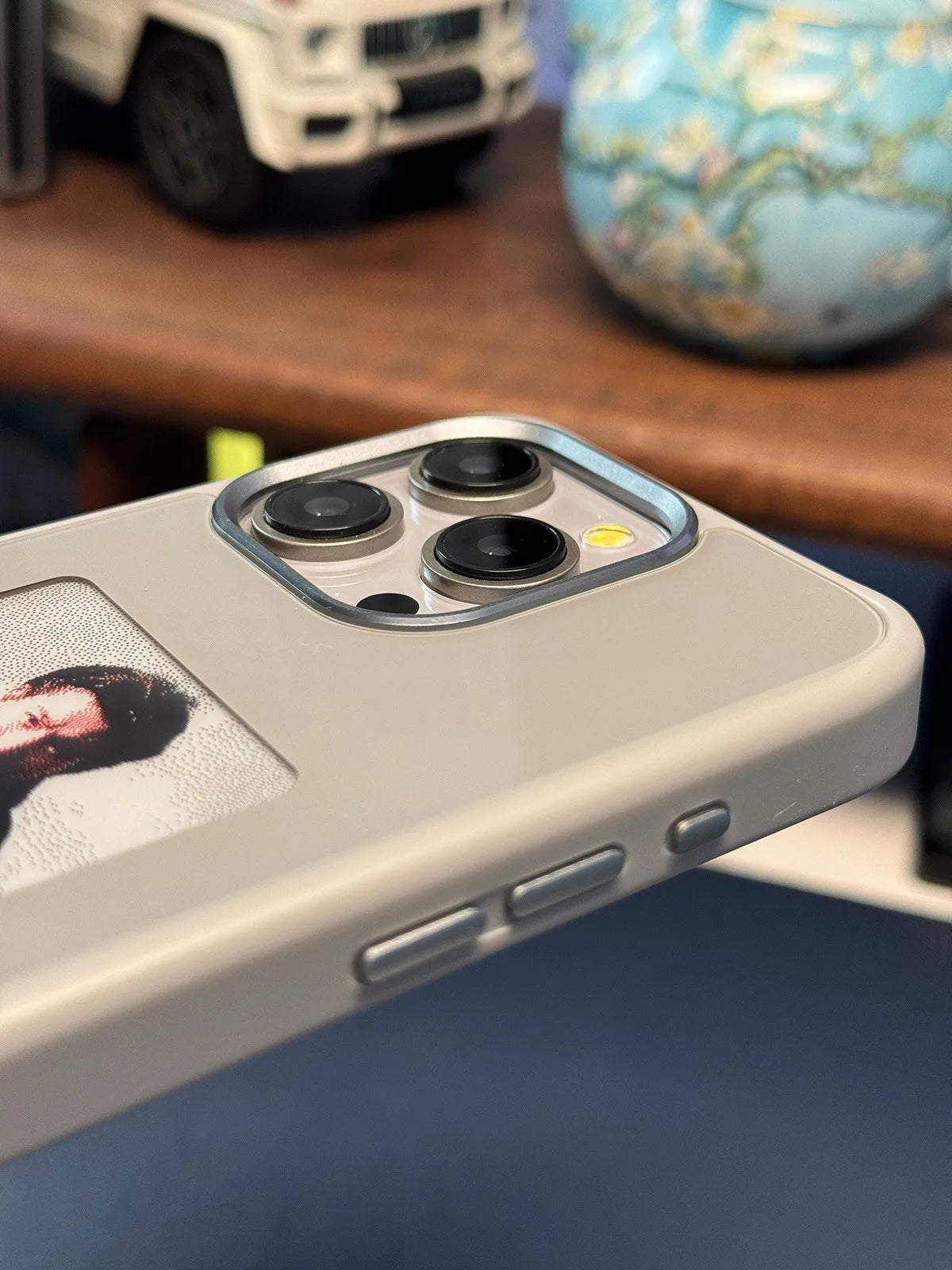 Smart DIY Magic iPhone Cover E Ink Technology - NFC Enabled